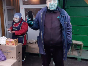 В Мариуполе неизвестный облил зеленкой мужчину и полицейских