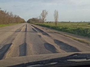 Приходится ехать по «встречке»: в сети показали состояние дороги с Мариуполя в Бердянск