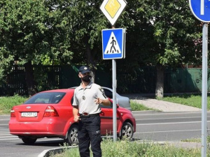 За нарушение ПДД на перекрестке с новыми знаками в Мариуполе начинают штрафовать