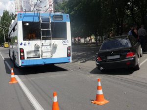 Дети с инвалидностью попали в ДТП: троллейбус столкнулся с Mitsubishi (ФОТО)