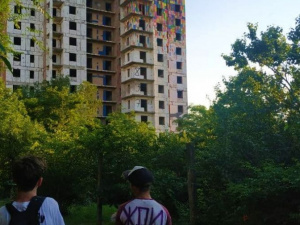 Яркое прощание с Мариуполем. Уличные художники преображают «пизанскую башню» (ВИДЕО)