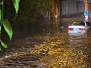 В Мариуполе затопило центральные дороги. На каких участках затруднено движение?
