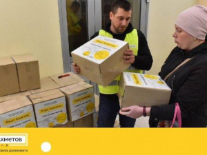 Фонд Рината Ахметова передал очередную партию гуманитарной помощи для переселенцев из Мариуполя