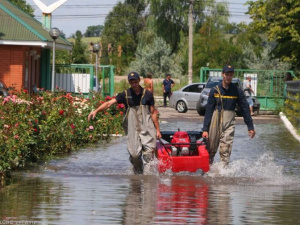 Подтопления и поваленные деревья: в Мариуполе устраняют последствия непогоды