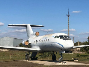 На окраине Мариуполе появился самолет: как его туда доставили и для каких целей?