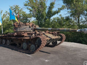 На Донетчине сгоревший танк превратили в памятник