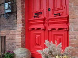 Самая яркая дверь Мариуполя пестрит осенним декором
