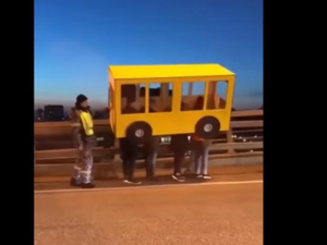 Пешеходы «проехали» по мосту в костюме автобуса (ВИДЕО)