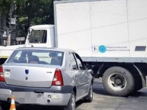 В центре Мариуполя легковушка въехала в коммунальный автомобиль