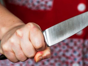 В Мариуполе двое мужчин получили удары ножом от сожительницы и квартиранта