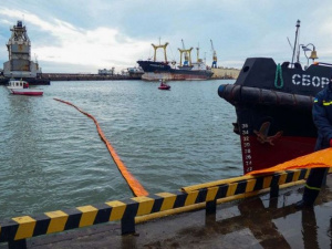 «Разлив» нефтепродуков в мариупольском порту устраняли спасатели
