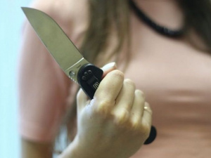 Не сдерживая эмоций: в Мариуполе женщина ножом ударила человека