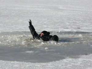 «Первый пошел»: на Донетчине мужчина провалился под лед