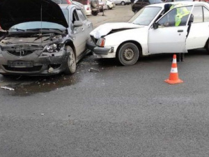 Неудачный маневр и побитый бампер: в Мариуполе «всплеск» аварий