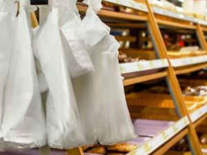 Одноразовые пакеты в мариупольских супермаркетах стали платными: сколько стоит «пластик»?