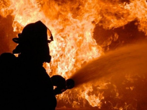 В мариупольской многоэтажке вспыхнул пожар, в охваченной огнем квартире пострадала женщина