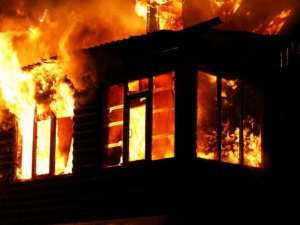 Пожар в мариупольской многоэтажке: из горящей квартиры вынесли женщину