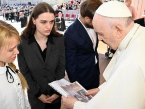 Папа Римский встретился с женами защитников Мариуполя