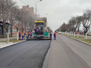 Где в Мариуполе ремонтируют дороги и обустроили тротуар