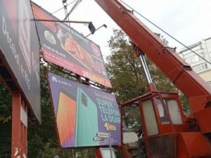 В Мариуполе зачистят центр города от опасных рекламных щитов