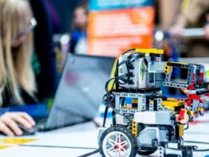Учащиеся мариупольской школы изучают робототехнику и получат свою СТЕМ-лабораторию