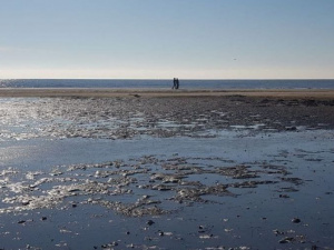 Мариупольцы уходят в море на десятки метров