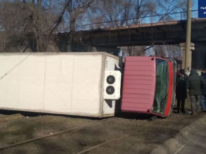 В Мариуполе перевернулся грузовик: движение транспорта затруднено
