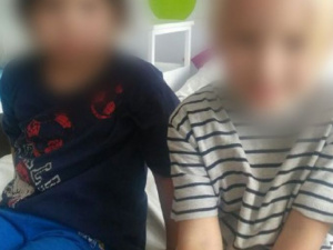 В Мариуполе нетрезвая бабушка оставила на улице двоих маленьких детей (ФОТО)
