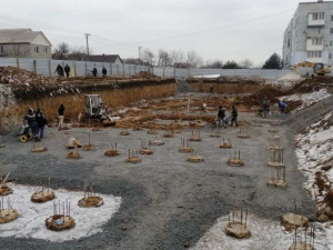 В Мариуполе подготовили котлован и свайное поле для первого в Украине стального жилого дома