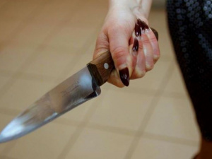 Мариупольчанка убила мужа ударом ножа в грудь и скрылась  