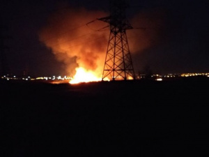 Небо над Мариуполем осветило зарево пожара: горел камыш