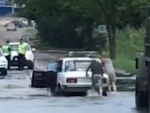 В Мариуполе водители проигнорировали дорожный знак и «утопили» свои авто