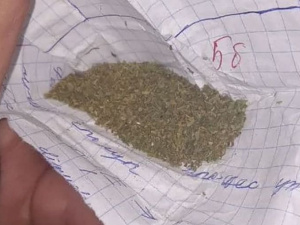 В Мариуполе обнаружили наркотики в листке, вырванном из школьной тетради