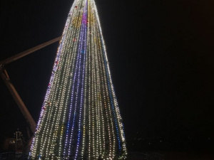 В Мариуполе главная елка Кальмиусского района «заиграла» яркими огнями (ФОТОФАКТ)
