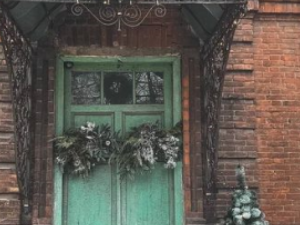 Старинную мариупольскую дверь с ажурным козырьком украсили к Новому Году