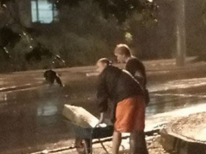 Неизвестные ночью под дождем воровали бордюры в Мариуполе? (ДОПОЛНЕНО)