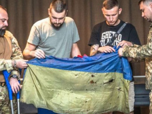 Флаг из «Азовстали» передали в Национальный музей истории Украины