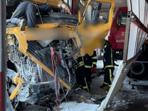 В Мариуполе грузовик врезался в пожарную часть
