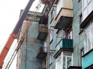 В Мариуполе аварийные лестницы и плитка могли упасть на прохожих
