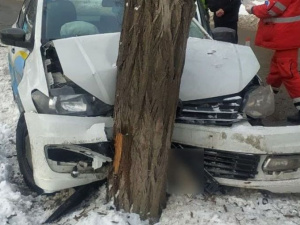 В Мариуполе таксист врезался в дерево: есть пострадавшие