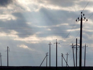 Шквальный ветер оставил без света тысячи потребителей электроэнергии в Мариуполе