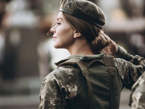 В Украине собрали подписи против военного учета для женщин