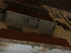 В центре Мариуполя обрушилась часть балкона (ФОТОФАКТ)