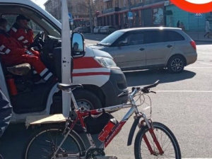 В Мариуполе автомобиль сбил велосипедиста: пострадавшего увезла «скорая»