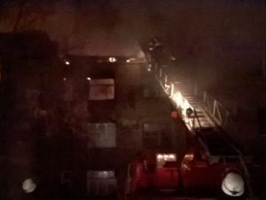 На Донетчине эвакуировали жителей из-за пожара в трехэтажном доме (ФОТО)
