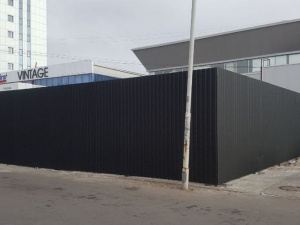В центре Мариуполя на месте грузинского кафе вырос черный забор