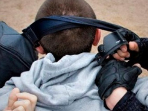 Приемы рукопашного боя: на Донетчине полицейского подозревают в травмировании ребенка (ДОПОЛНЕНО)