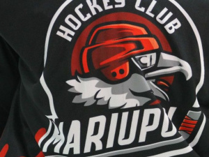 В Мариуполе хоккеисты провели первую тренировку с «боевыми чайками» на груди