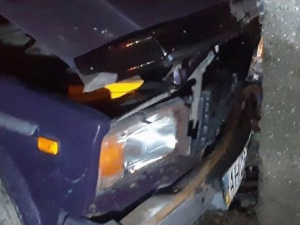 В Мариуполе пьяный водитель врезался в столб. Пострадала 7-летняя девочка