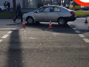 В Мариуполе автомобиль сбил женщину на пешеходном переходе